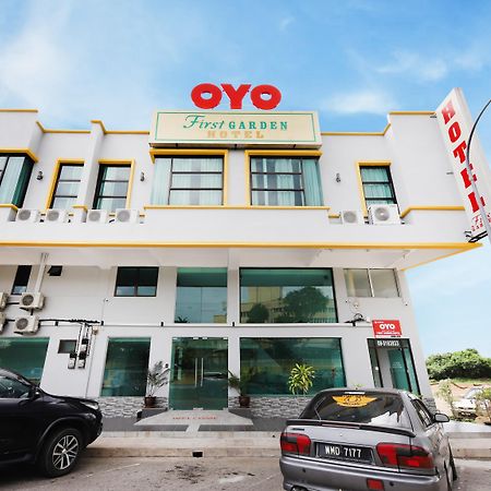 Oyo 44043 First Garden Hotel Kuantan Bagian luar foto