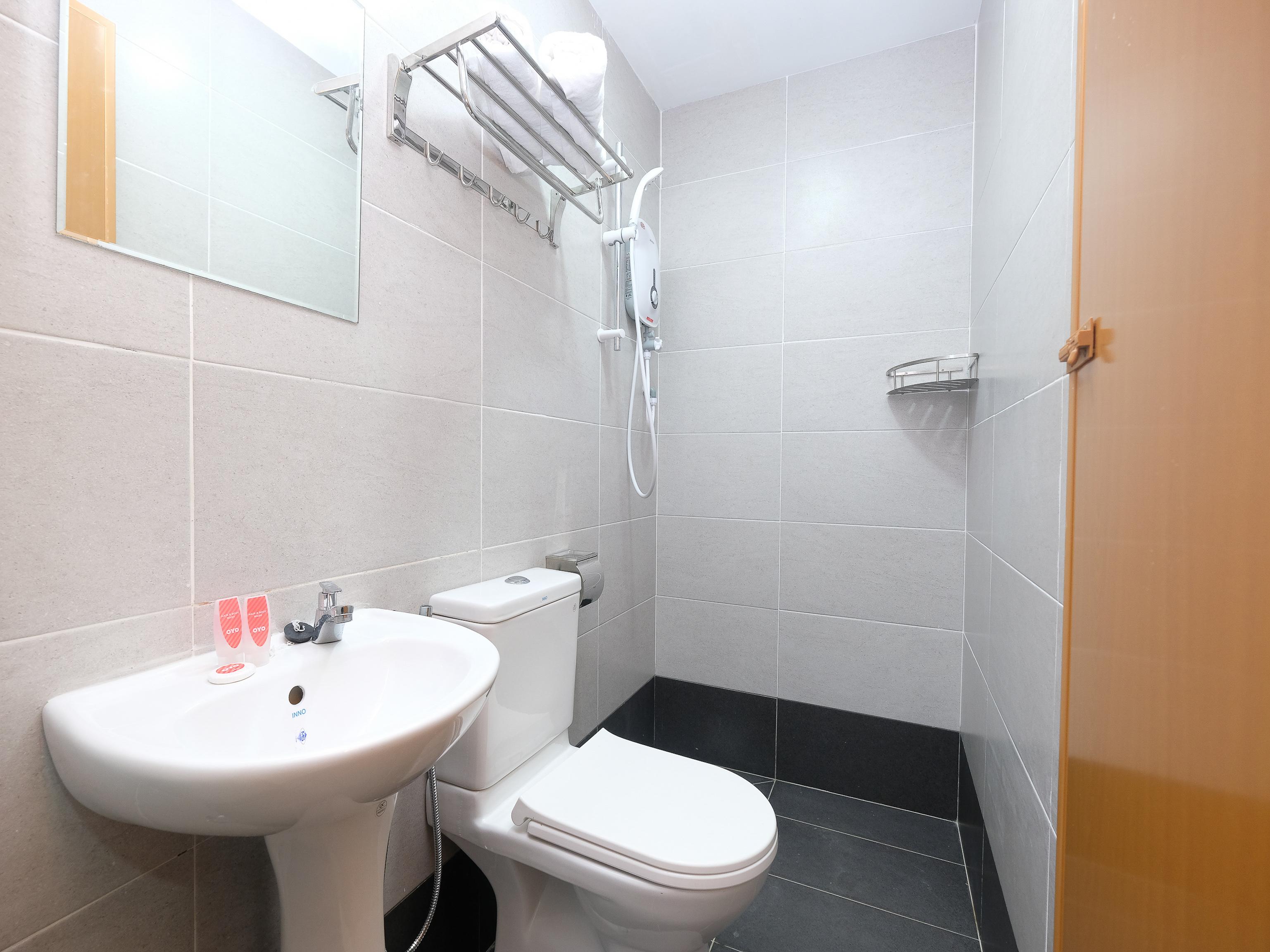 Oyo 44043 First Garden Hotel Kuantan Bagian luar foto